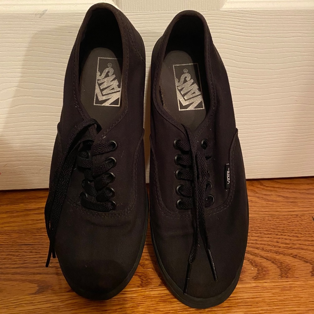 Women’s US 7.5, Men’s US 6 Black Vans